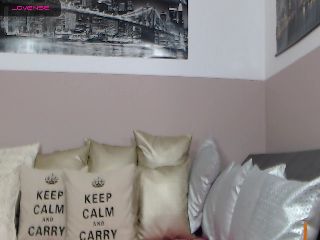 Live sex webcam photo for Roselyn__ #252238966