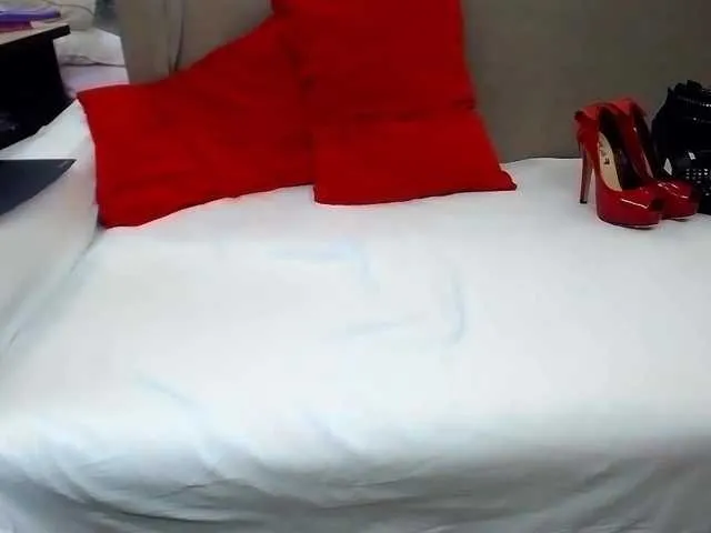 Live sex webcam photo for MiaSweety #240952964