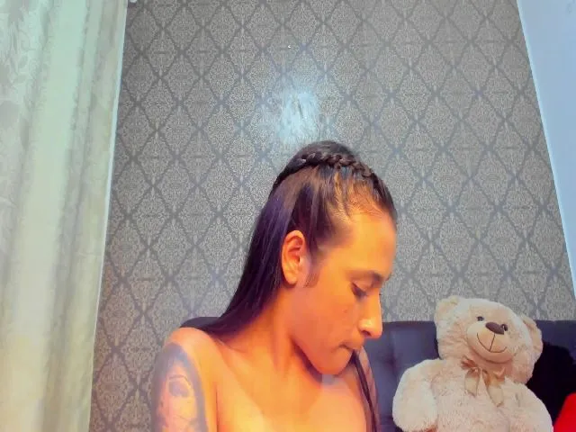 Live sex webcam photo for Juanitaa_01 #253321320