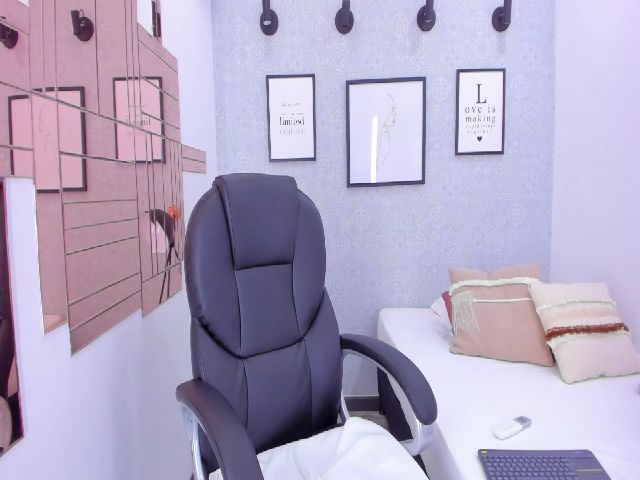 Live sex webcam photo for VictoriaMilan #253813272