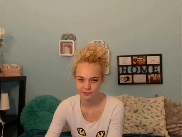 Live sex webcam photo for AnnaHappy18 #241434273