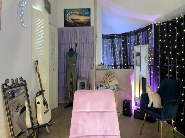 Live sex webcam photo for PetiteJewel #263602423