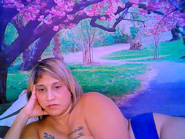 Live sex webcam photo for Roxyfoxy69 #259649328