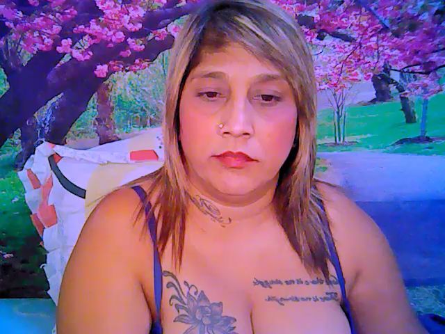 Live sex webcam photo for Roxyfoxy69 #259540018