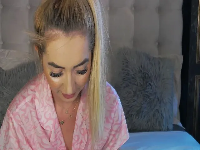 Live sex webcam photo for JuliaJuliette #252478815