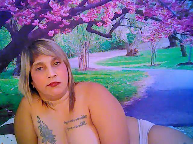 Live sex webcam photo for Roxyfoxy69 #262203554