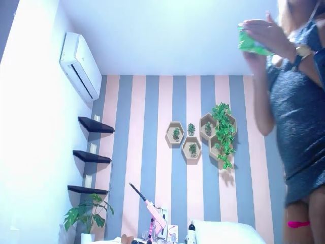 Live sex webcam photo for Aleja_10 #253304583