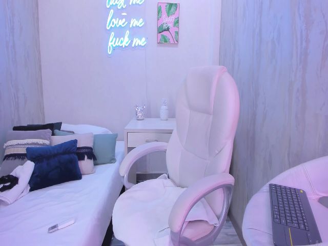 Live sex webcam photo for VictoriaMilan #260778294