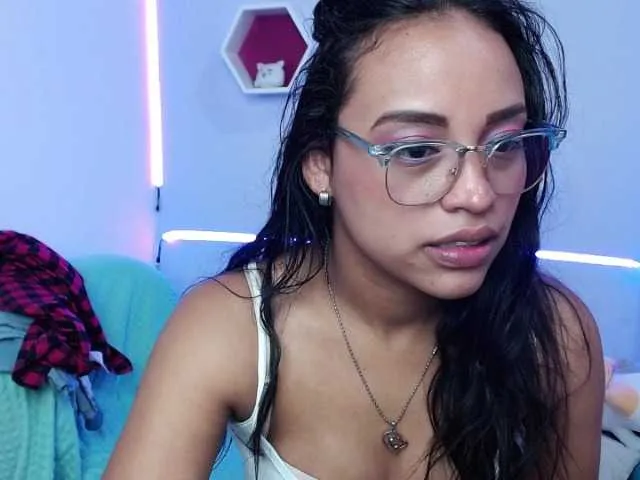 Live sex webcam photo for Angeluxxx #241180963
