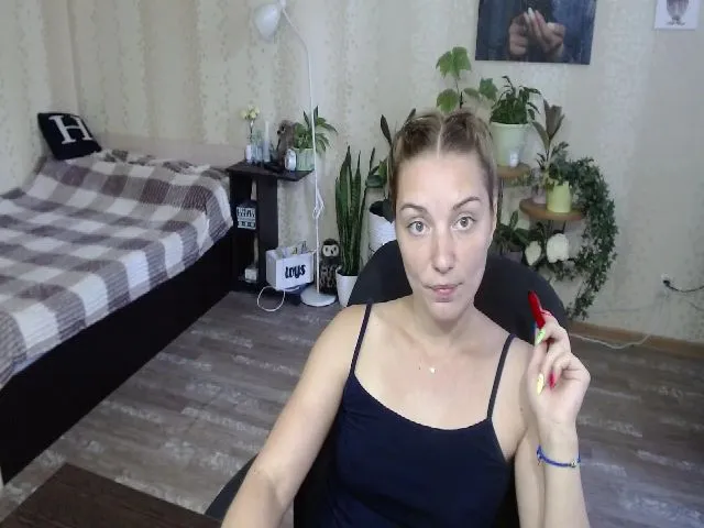Live sex webcam photo for Emi_lywild #261179089