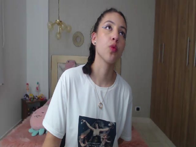 Live sex webcam photo for Emily_evans18 #256696552