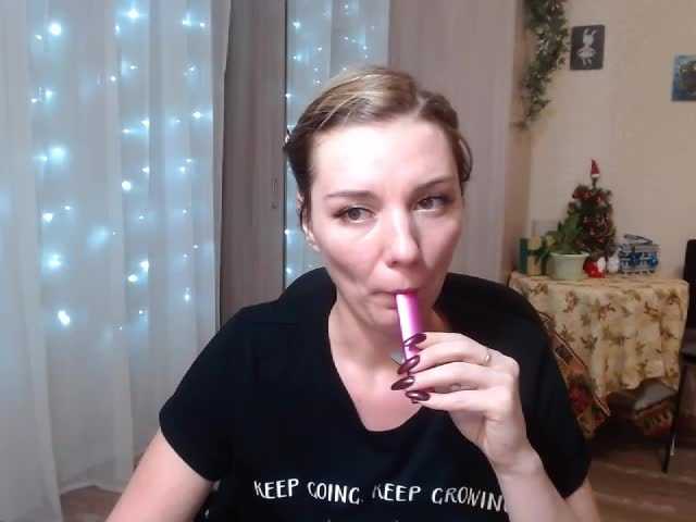 Live sex webcam photo for EmilyWild18 #240935527