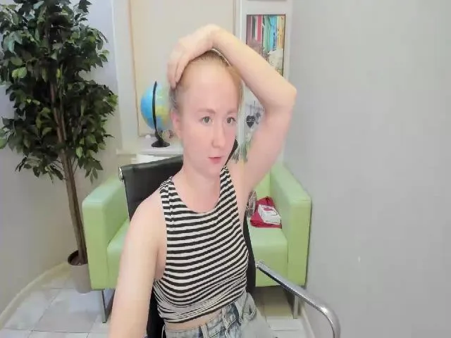 Live sex webcam photo for StunningKelly #252899670
