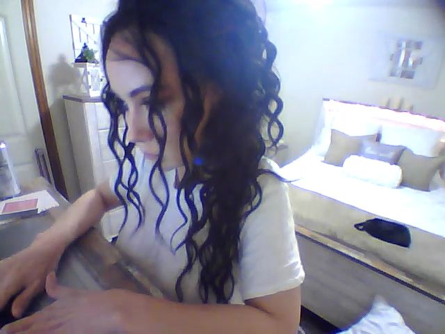 Live sex webcam photo for SweetHoney33 #264705530