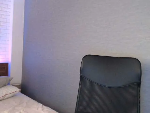 Live sex webcam photo for -EliSwan- #241391044