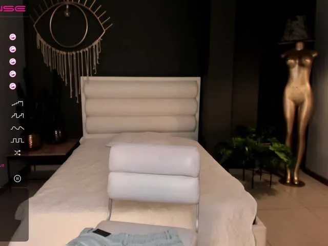 Live sex webcam photo for EllaClark #287991579