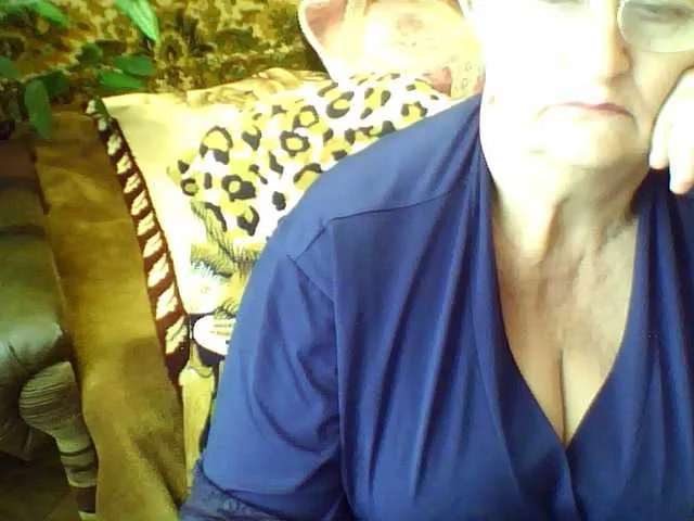 Live sex webcam photo for LolkaAlyss #287976385