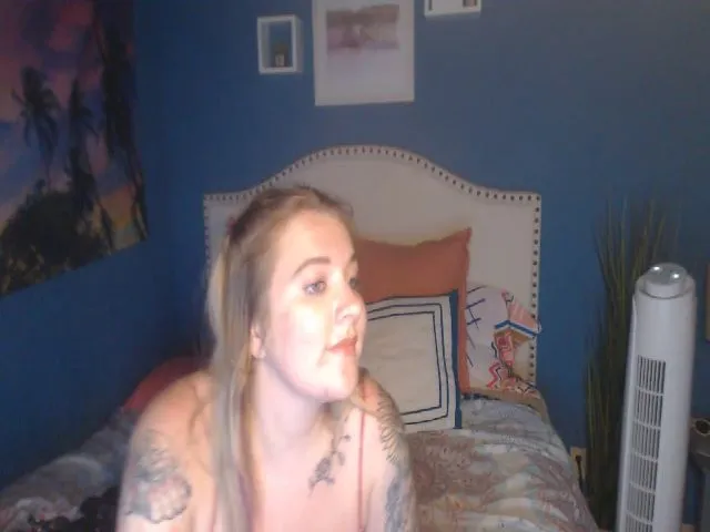 Live sex webcam photo for SnowWhiteXxxx #252685558