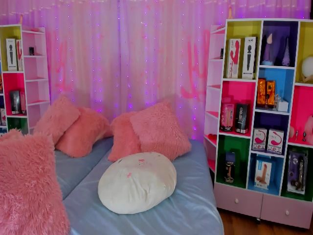 Live sex webcam photo for MillyCollins #255478940