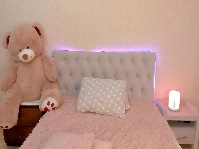 Live sex webcam photo for LoriLeen #261468962