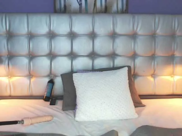 Live sex webcam photo for sweet-sophi #241421676