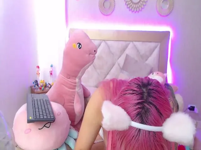 Live sex webcam photo for Sophie_pink18 #255352895