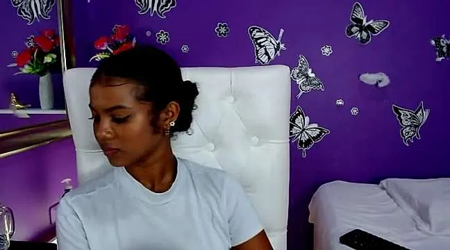 Live sex webcam photo for Nikol-Evans #244791981