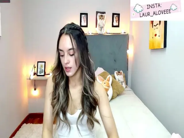 Live sex webcam photo for Laura_Lovee_ #252557670
