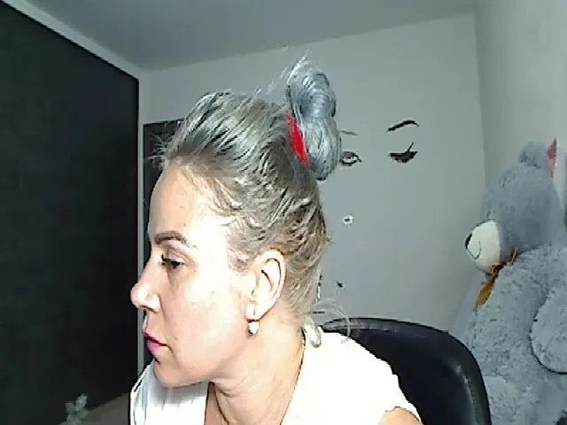 Live sex webcam photo for Yourmilf24 #260694460
