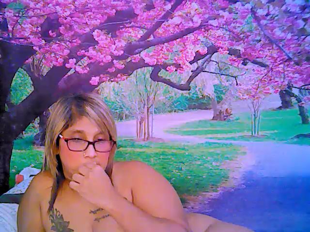 Live sex webcam photo for Roxyfoxy69 #253956830