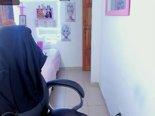 Live sex webcam photo for Paulina2700 #254566887