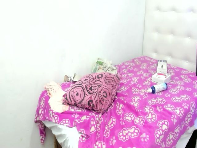 Live sex webcam photo for sexyfox_18 #255054844