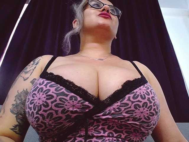 Live sex webcam photo for O-Queen #264255665