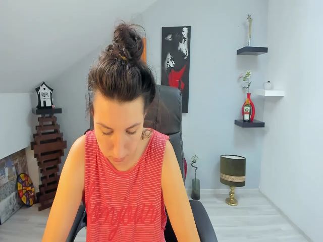 Live sex webcam photo for LizzieBrie #255580241