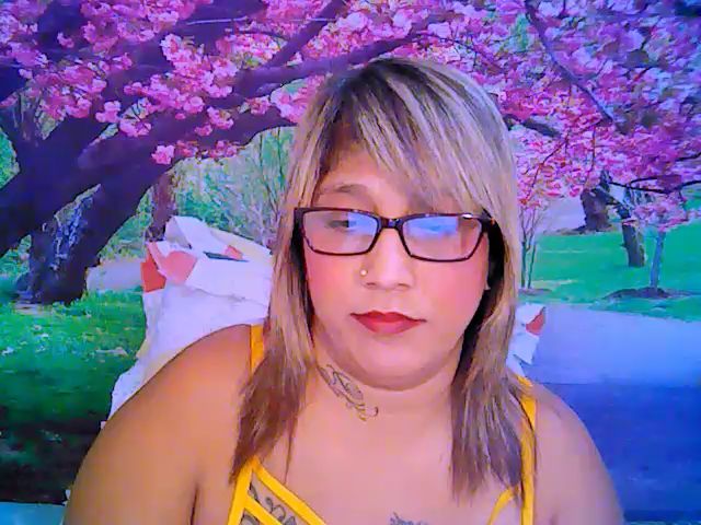 Live sex webcam photo for Roxyfoxy69 #258782292