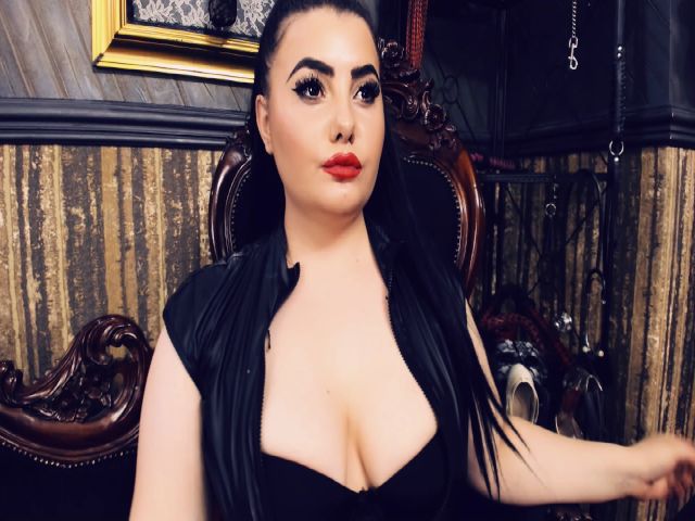 Live sex webcam photo for MelissaGlow #252571872