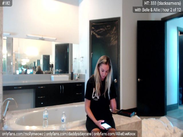 Live sex webcam photo for MollyMeowz #259447302