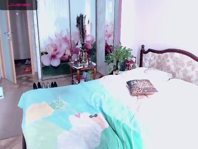 Live sex webcam photo for JuliannaLux #256703841