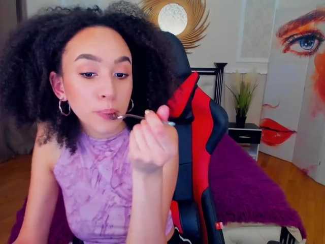 Live sex webcam photo for RaffaelaC #241009907