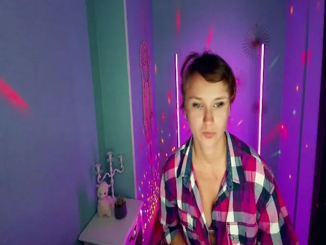 Live sex webcam photo for WhiteFoxi #258572563