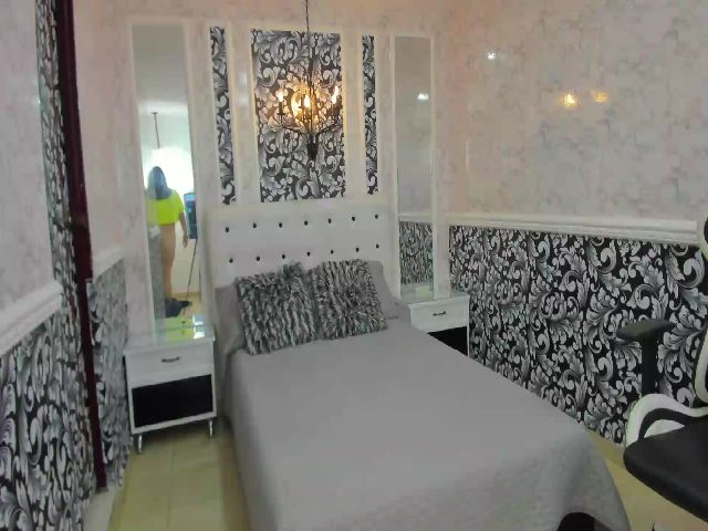 Live sex webcam photo for CurvyBlue #260199247