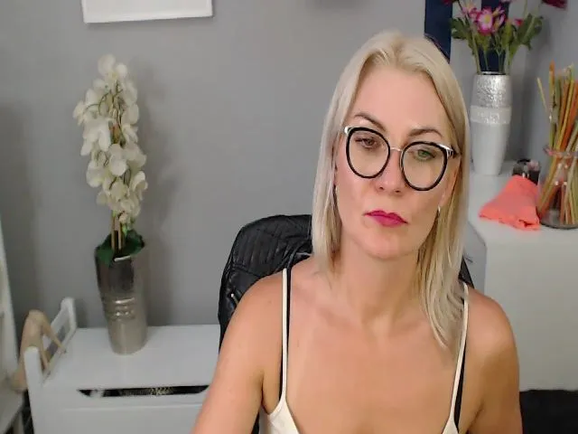 Live sex webcam photo for YummyLOR #259903615