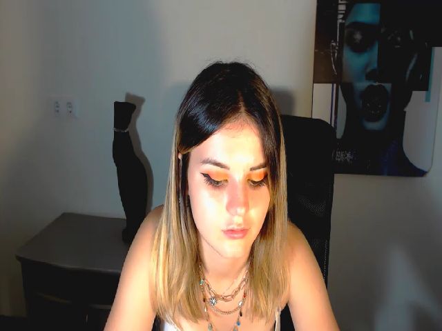 Live sex webcam photo for EmilyFar #264795974