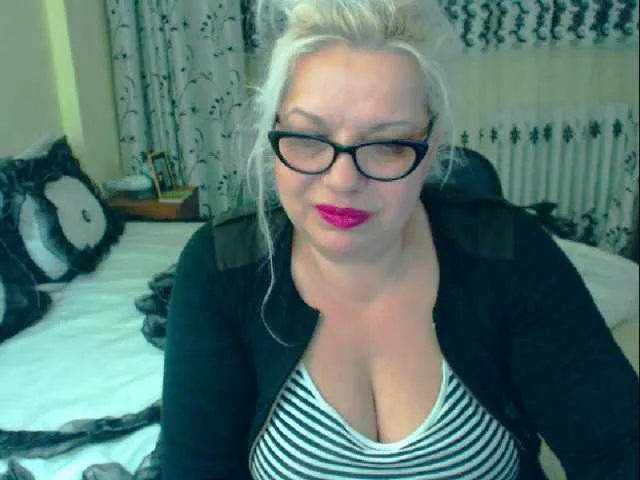 Live sex webcam photo for SonyaHotMilf #287962116