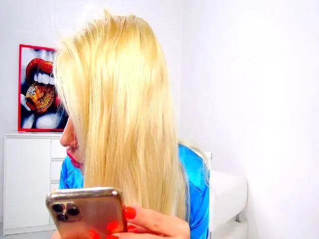 Live sex webcam photo for LouisaCreamy #261952197