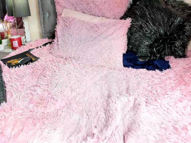 Live sex webcam photo for Prettyhoney19 #254315325