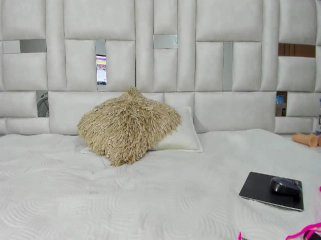 Live sex webcam photo for Scarlet_corte #256149086