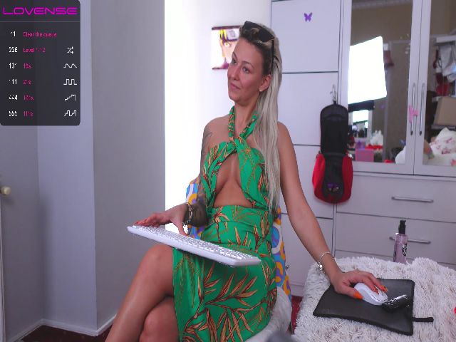 Live sex webcam photo for AliciaRey #259181845