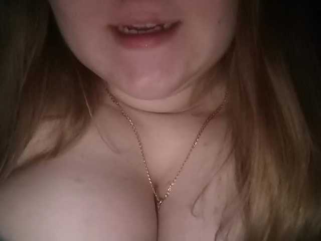 Live sex webcam photo for QueenJuliana #240895521