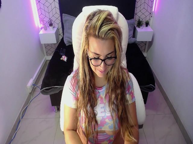 Live sex webcam photo for Lunahot48 #255411502